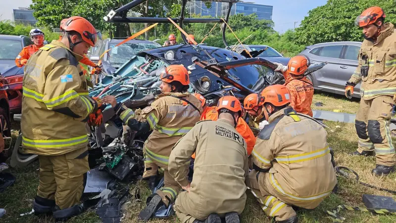 Colisão entre helicópteros no Rio de Janeiro faz seis mortos