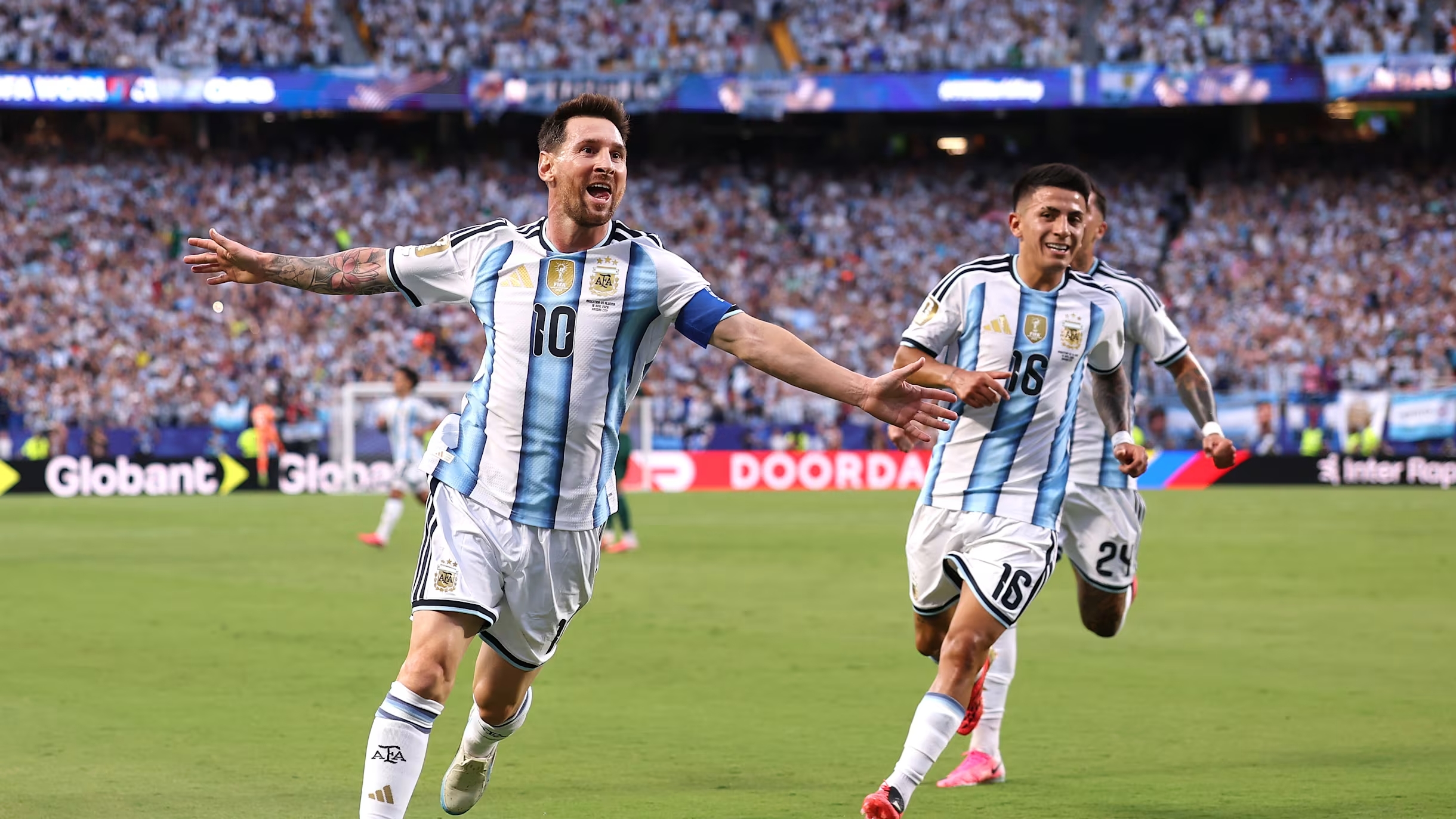 Messi trata o Mundial como MLS: cinco golos em dois jogos e Argentina garante vaga na fase a eliminar