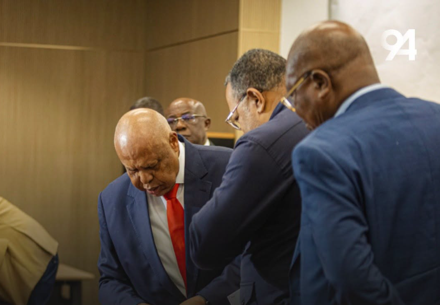 Higino Carneiro entrega mais de 19 mil assinaturas e avança na corrida à liderança do MPLA