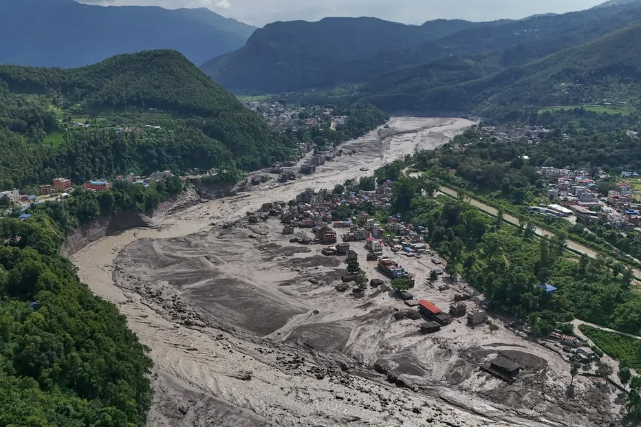 Imagens mostram a força devastadora das cheias entre o Nepal e o Tibete